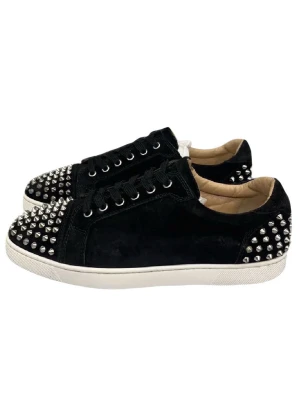 Christian Louboutin ”Louis Junior Spikes” - 🌟Strlk: EU 43 , ( passar 43 - 44 ) - Skick: 7,5/10 - Perfekt till vardagen men även festligare tillfällen! - Priset är diskuterbart! - Kontakta oss vid minsta fundering! - Nypris: 8999:-, vårt pris: 2999:- 🌟