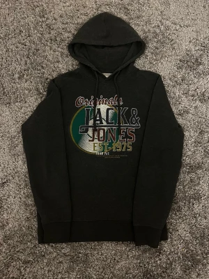 Jack & Jones hoodie - Mörkgrå hoodie från Jack & Jones i storlek S. Bra skick, bara att höra av sig vid intresse 