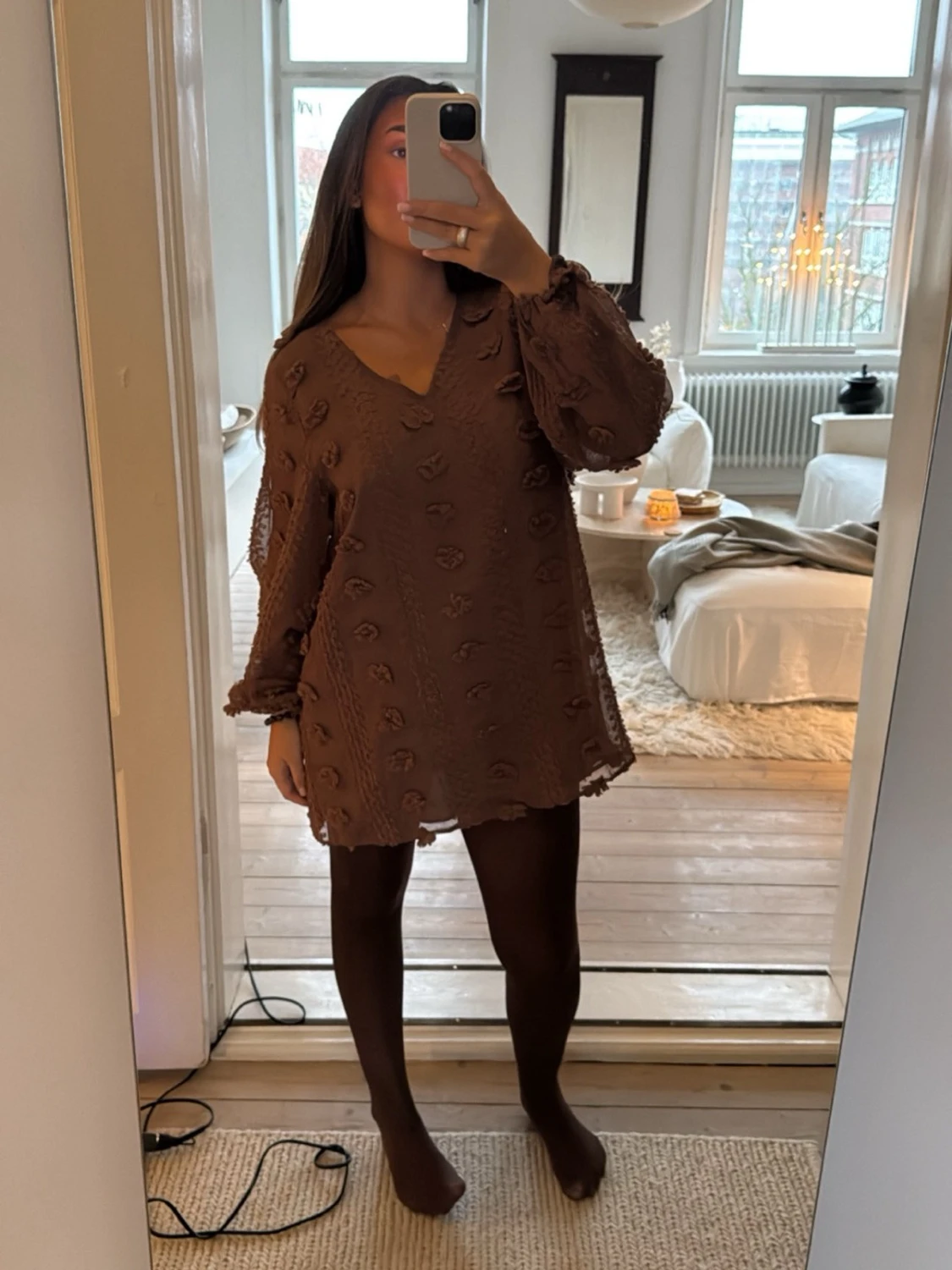 Brun kortklänning med volangärmar - 3