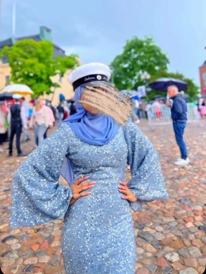 Blå glittrig långklänning - Säljer en blå långklänning med glittriga paljetter i och vida ärmar. Klänningen har en elegant, figurnära passform och är perfekt för speciella tillfällen som student eller bal. Materialet känns lyxigt och skimrar snyggt i ljuset.