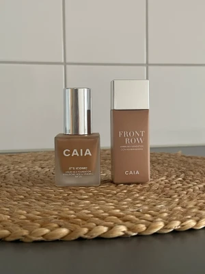 CAIA foundation  - Säljer mina två nästan helt fulla foundations från CAIA. Säljer båda för 250 kr men går även att köpa separat. Färgen ser ni på baksidan, köparen står alltid för frakt! 📦💗