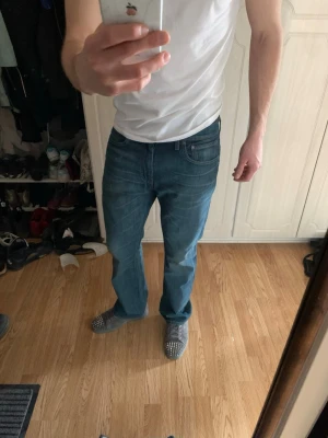 Helt nya Levis 527 bootcut jeans  - Säljer dessa Levis 527 bootcut jeans som är helt nya, endast testade. Säljer pga sitter för tajt på mig runt låren. Mått: benöppning 22cm Längd: 107cm Midja: 42cm 