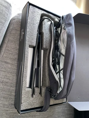 Svart plattång från HH Simonsen - Säljer en svart plattång från HH Simonsen i svart. ALDRIG ANVÄNT!! Kommer i originalförpackning med tillhörande förvaringsväska. Detta är en professionell styling platt-tång!