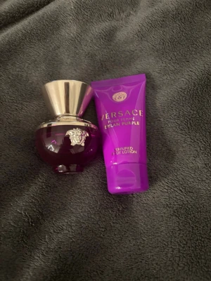 Versace Dylan Purple parfym & body lotion - Versace Dylan Purple parfym+ lotion i samma doft för väldtigt bra pris inte använt nått perfa för en skön present till nån tjej, eller till sig själv! 