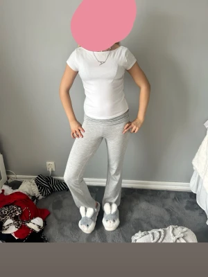 Vit t-shirt med öppen rygg - Säljer en enkel och fräsch vit t-shirt med korta ärmar och snyggt öppen rygg. T-shirten har en klassisk passform och är perfekt till jeans eller mjukisbyxor. Materialet känns mjukt och skönt mot huden.