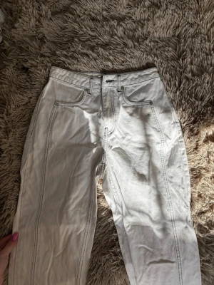 Vita jeans - Super snygga vita jeans med svart resår ifrån nakd som tyvärr inte kommer till användning. De har används 2 gånger🩷 Skriv för fler bilder eller prisförslag🩷