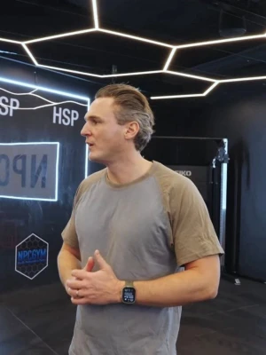 Alexander Ernstberger KV Tshirt - Säljer en K.V. (Kriminalvården) tshirt, samma som Ernstberger hade på sig. 