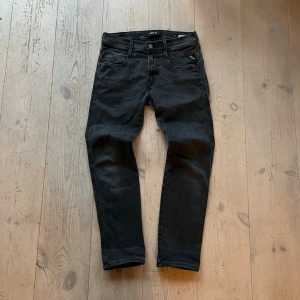 Replay jeans - Säljer dessa feta replay jeansen som passar till vardagliga tillfällen! | Modellen är Anbass. | Storlek 28/32 men sitter som 28/30. | Skicket är grymt! | Vid funderingar eller diskussion om pris är det bara att höra av sig!🤝🤩