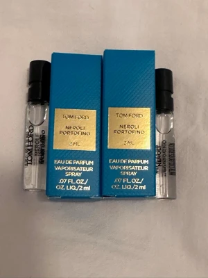 Tom Ford Neroli Portofino 2ml EdP - Tom Ford Neroli Portofino Eau de Parfum i 2 ml sprayflaska. Parfymen kommer i en stilren, genomskinlig glasflaska med svart spraykork och levereras i en lyxig turkosblå kartong med gulddetaljer. Perfekt för att testa doften eller ha med sig på språng.
