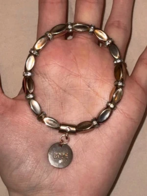 Armband med pärlor - Armband med rosegold, avlånga pärlor och små dekorativa detaljer mellan varje pärla. Klassisk och stilren design som passar perfekt för dig som gillar accessoarer med en elegant touch.🥹🧸🩷