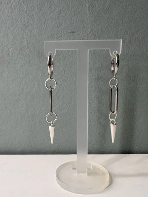 Spike örhängen silver  - Snygga örhängen i rostfritt stål. Kontakta gärna vid frågor🌟