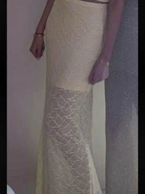 Ljusgul två delad sett  - Två delad sett, man knyter den runt nacken, ryggen är lite öppen. På bilder så ser man inte toppen men det inför en topp till!!!