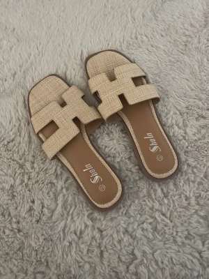 Beiga sandaler från Shein -  Sandler från Shein i beige färg med fl/min struktur. De har breda band i flätad look och öppen tå samt fyrkantig tåform. Tyvärr så passar de inte mig och är aldrles för stora, bara ligger i min garderob. Har aldrig använt de. 