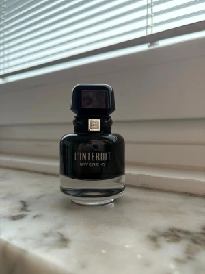 Äkta Givenchy L’Interdit Eau de Parfum Intense 35 ml - Säljer en äkta Givenchy L’Interdit Eau de Parfum Intense (35 ml). Parfymen är använd väldigt få gånger och det finns cirka 30 ml kvar i flaskan. Den är i mycket bra skick och har alltid förvarats mörkt, så doften är oförändrad. Nypris ligger runt 1 149 kr i butik (Sephora/Kicks). Säljes eftersom den inte används. Priset går att diskutera vid snabb affär. Kolla gärna mina andra annonser