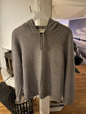 Grå cashmere hoodie från Sayless - Hej! Säljer nu en grå cashmere hoodie från Sayless! Hoodien är i jättebra skick, 9/10! Nypris 899 kr, mitt pris 399! Hör av er vid funderingar! 