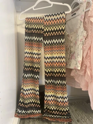 Zigzag bootcut byxor - Bootcut byxor från Tessie med zigzag-mönster. Storlek XXS, men stretchiga så passar XXS-S!