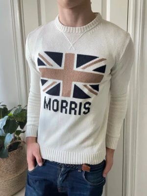 Morris stickad tröja  - Morris stickad tröja, kan anses som minimalt utstretchad  vid nacken. Inga defekter! Modellen i bilderna är 180 cm 75 kg och bär Storlek S som är litet på modellen  , Kom med frågor! 🌟 (Kan gå ned i pris vid köp av paket 😉) 