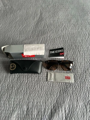 Rayban boyfriend - Ett par riktig snygga Rayban boyfirends. Med en lung toning på glaset. Helt perfekt till sommaren. Det följer med putsduk ock kort eventuellt box och fodral.  Knappast använda så riktigt bra skick.