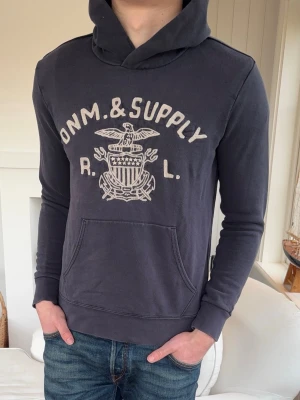 Denim supply Ralph lauren hoodie - Modell: 182cm, 72kg . Sitter litet och är i storlek Small . Passar dig om du brukar ha small. Navy färg