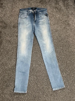 Replay Anbass Hyperflex Jeans – W30 L32 - Säljer ett par Replay Anbass Hyperflex jeans i ljusblå färg med riktigt fin tvätt. Väldigt snygg fade som ger jeansen en stilren och lite vintage känsla. Hyperflex-materialet gör dem dessutom väldigt stretchiga och bekväma.  • Modell: Anbass Hyperflex • Storlek: W30 L32 • Passform: Slim fit • Färg: Ljusblå med fin tvätt • Skick: Bra skick  Nypris runt 1500–1800 kr i butik.  Pris: 499 kr Kan skickas eller mötas upp. 