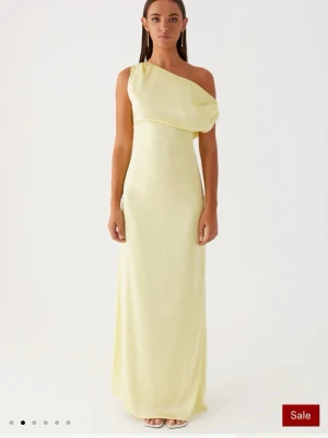 Ljusgul långklänning med oneshoulder - Säljer min balklänning i storlek S/38 från peppermayo klänningen är lite uppsydd längst ner och släpar nån  centimeter i golvet för mig som är ca 165 cm. Klänningen är andvänd 2 gånger och är i fint skick. 