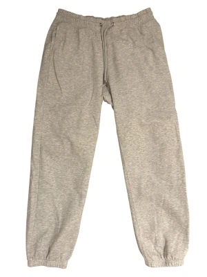 Herr grå mjukisbyxor  - Säljer ett par ljusgrå mjukisbyxor med. Byxorna har två sidofickor fram och en bakficka. Dom är ifrån H&M i storlek M. Fint skick och ger en avslappnad look. 