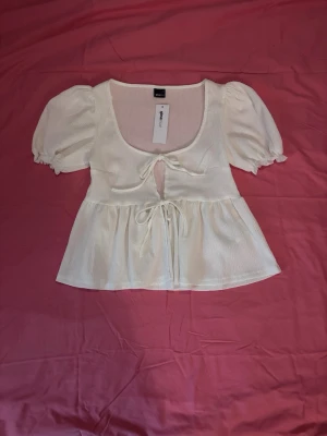 Vit blus från Gina Tricot - Vit blus från Gina Tricot i storlek S. Aldrig använd med etikett kvar. 