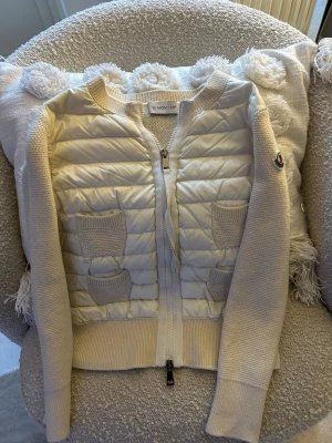Vit cardiganjacka från Moncler - Snygg vit cardiganjacka från Moncler. Köptes i Nk Göteborg. Det står storlek XS men passar bättre som XXS. Moncler stork - 00. Nypris:-7000kr. Skriv vid minsta funderingar🤍🤍