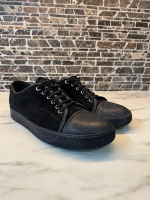 Lanvin - Säljer ett par äkta lanvins i storlek 42 men passar 43 också pågrund av att de är stora i storleken. De är i väldigt bra skick och är knappt använda. Säljer dem biligt för att jag vill bli av med dem.           Obs box ingår inte! 