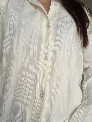 Vit Blus från Gina Tricot - Säljer en superfin vit blus/skjorta från Gina Tricot i storlek S. Använd fåtal gånger och i super bra skick!💗