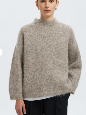 Stickad alpaca tröja  - Mysig stickad tröja i Alpaca blend från selected femme (kostar till en början 1000). Använd få gånger och i fint skick. Storlek S