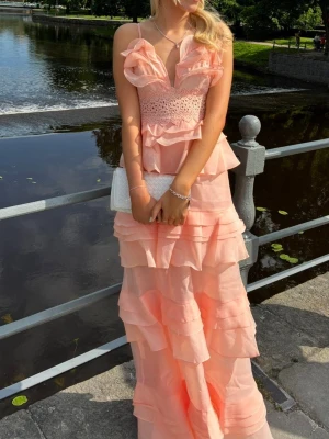 Balklänning🌸 - Säljer min underbara balklänning i aprikos/korallfärg! Bara använd en gång så i perfekt skick. Köpt för 1899kr, finns inte att köpa längre. Jag är 172 för referens, ca 176 med klackar som jag har på bilden. I storlek 8 vilket motsvarar S, men passar bra på mig som vanligtvis har XS/S. Bara att skriva om du har några frågor!🫶🏼🌸💕 