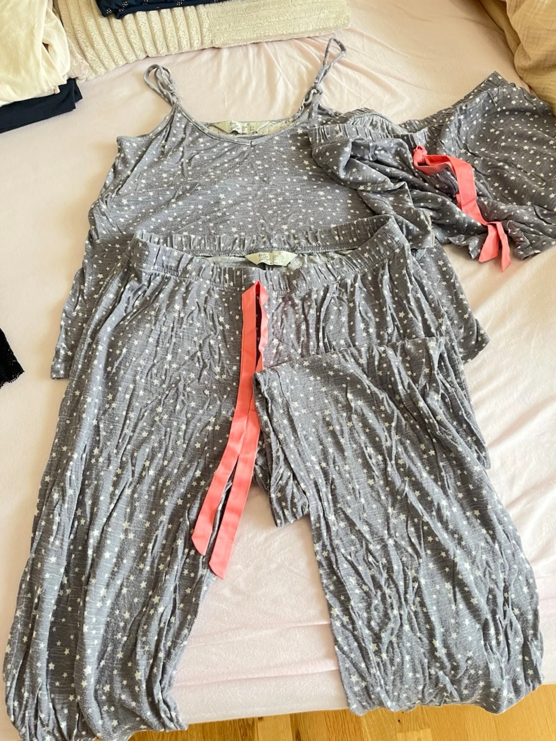 Grå prickig pyjamas med spetsdetaljer - 1
