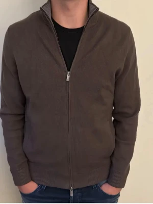 Massimo Dutti tröja  - Säljer denna bruna Massimo Dutti zip tröjan. Storlek M. Skick 10/10. Skriv vid först frågor eller funderingar!