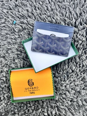 mörkblå plånbok - Tja, säljer en riktigt fett plånbok i färgen mörkblå, box medföljer. Skriv om ni har några funderingar :)