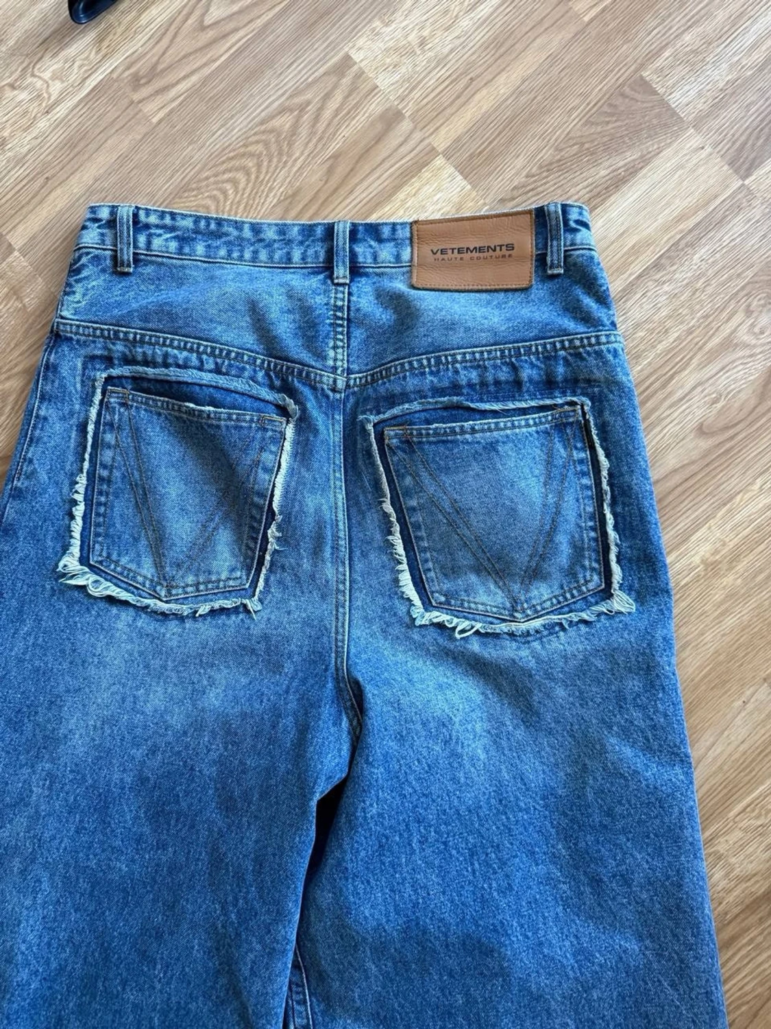 Blåa vida slitna jeans med hål - 2