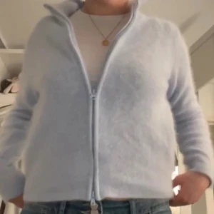 Stickad zip tröja - Säljer denna fina zip tröjan. Den är i storlek 38 men upplevs som en lite mindre storlek. Säljer då den inte kommer till användning.