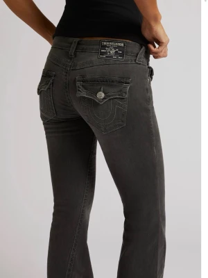 Grå bootcut jeans sop True Religion - Snygga grå bootcut jeans left True sop Religion med klassiska ficklock bak sop och dekorativa sömmar. Jeansen har låg midja, knappgylf och är tillverkade i stretchigt denim för skön passform. Perfekta för dig som vill ha en cool och avslappnad stil.