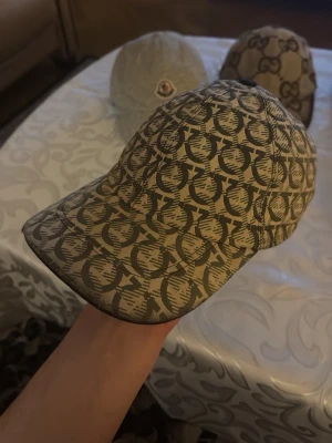 Beige Burberry keps - Säljer mina kepsar som jag inte använder längre alla är äkta pris går att diskutera alla kepsar har olika priser