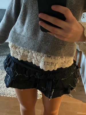 Mörkblå jeans volangkjol - Inbyggda shorts
