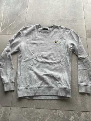 Grå sweatshirt från Lyle & Scott - Säljer denna gråa Lyle & Scott tröjan. Använd få gånger och i bra skick. 