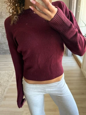 Vinröd stickad tröja med ribbad kant - Vinröd stickad tröja med rund hals och ribbade muddar vid ärmslut och nederkant. Ifrån Subdude i storlek m sitter mer som en s. Aldrig använd 💕