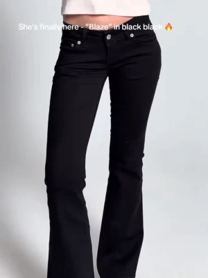 Blaze svarta bootcut jeans - Säljer lågmidjade Jens från lager i storlek S tall dem är helt oanvända 