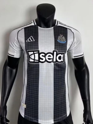 Newcastle United matchtröja Adidas - Snygg Newcastle United matchtröja från Adidas i svart och vitt med klassiska vertikala ränder. Tröjan har klubbmärke på bröstet, Adidas-logga och sponsortryck 'sela' framtill. Tillverkad i lätt och ventilerande material, perfekt för fotboll eller träning.  Finns i olika storlekar!!! Pris kan diskuteras!!!
