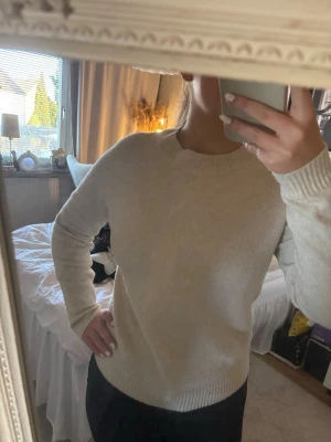 Beige stickad tröja från Vero Moda - Mysig beige stickad tröja från Vero Moda i storlek xs med rund halsringning och ribbade muddar vid ärmslut och nederkant. Perfekt för lager-på-lager och enkel att matcha med olika outfits. Priset kan sänkas!