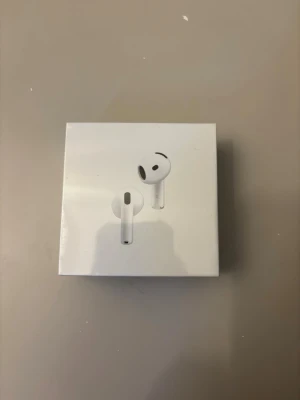 Apple AirPods 3:e generationen - Säljer ett par Apple AirPods 3:e generationen i originalförpackning. Trådlösa in-ear hörlurar i vit färg med stilren och minimalistisk design. Perfekta för musik, samtal och smidig anslutning till iPhone och andra Apple-enheter.