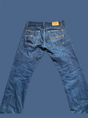  Nudie Jeans  - Säljer ett par stilrena Nudie Average Joe jeans  Rak och skön passform med en lätt bootcut-finish som sitter snyggt över skorna. Klassisk denimlook som funkar till det mesta – både vardag och lite mer uppstyrt.  Storlek 34-32