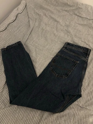 Mörkblå relaxed jeans Jack & Jones - Säljer ett par mörkblå jeans från Jack & Jones i modellen Relaxed/Chris. Jeansen är i mycket bra skick och används ett fåtal gånger. Storleken är 27/32 