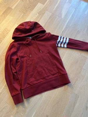 Thom Browne hoodie herr - Hej, jag säljer nu denna stiliga Thom Browne hoodie i storlek S. Tröjan är i fint skick, inga defekter. Tröjan var tyvärr för liten för mig som är runt 181 cm lång, därmed säljer jag den. Vid snabb affär kan priset definitivt diskuteras. Hör av dig vid frågor eller funderingar!