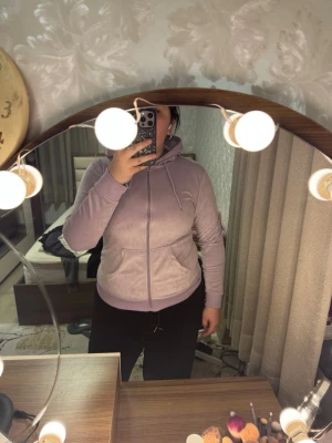 Lila kofta - Säljer en ”mocka” lila kofta för att den är lite för liten vid bysten. Jag är ganska säker på att den är från Lindex. Storlek M men kan passa mindre storlekar. Dock är det typ en liten fläck vid ena armen det är inget man märker av (skriv ifall ni vill ha fler detaljer om det). Om du är intresserad skriv till mig innan🥰